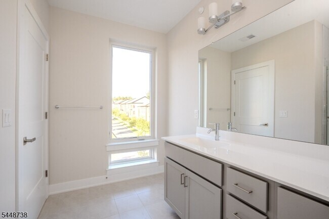 Building Photo - 112 Village Dr