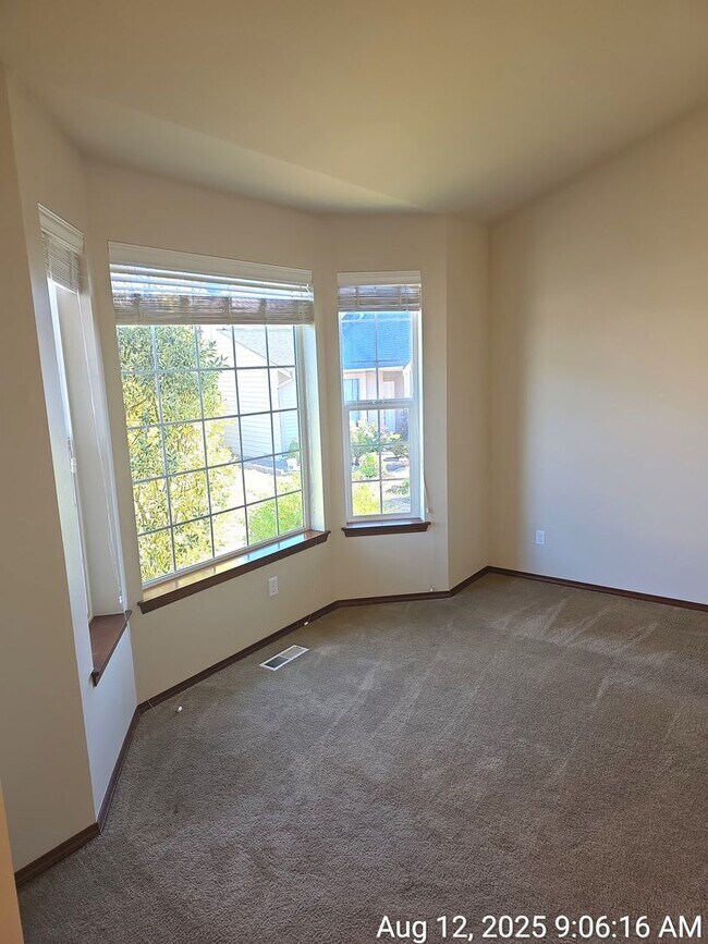 Building Photo - East Hill Kent 4 bedroom 2.5 bathroom with...