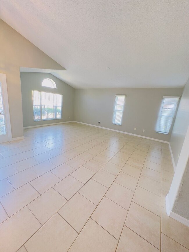 Building Photo - Beautiful 4 bedrooms 2 baths single family...