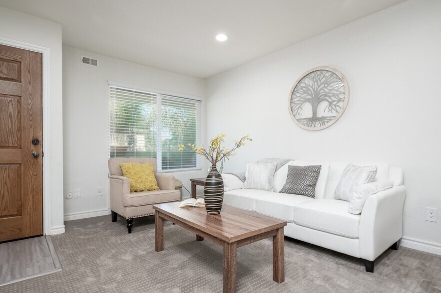 Building Photo - 1681 Bayview Heights Dr