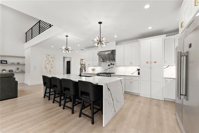 Building Photo - 151 S Pointe Dr