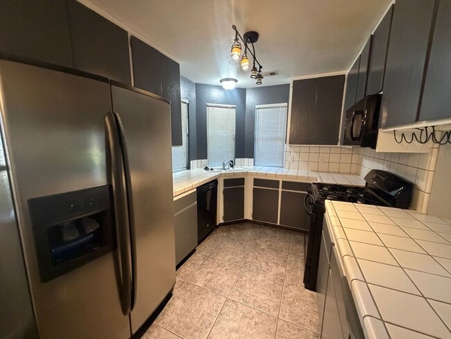 Building Photo - Charming 3 bedroom 2 bathroom home located...