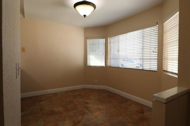 Building Photo - Great Three Bedroom Home