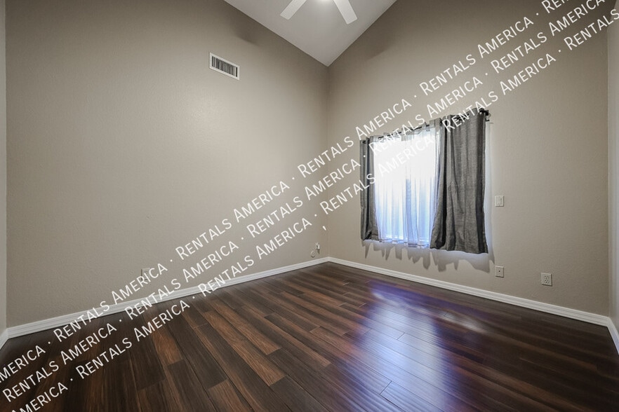 Building Photo - 6126 E Juniper Ave