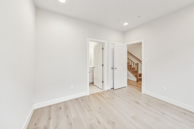 Building Photo - Contemporary 4 bedroom, 3.5 bath Open Concept Townhome!