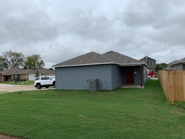 Building Photo - 5002 W Claxton Cir