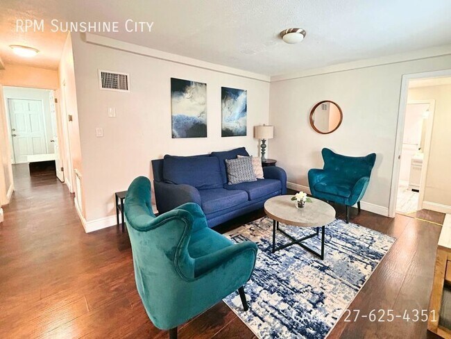 Building Photo - Back unit of large Duplex in Central Oak P...