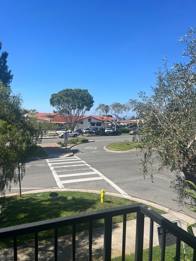 Building Photo - Huge 2 bed 2 bath condo.  2 balconies peek a boo ocean views