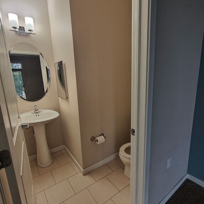 Building Photo - Spacious One Bedroom Luxury Condo at East ...