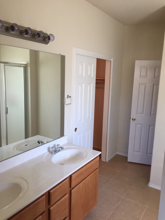 Building Photo - 3 bedroom, 2 bath house