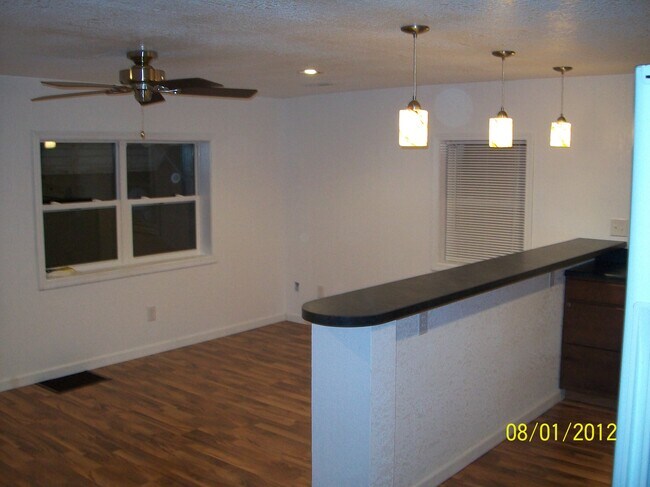 Building Photo - 805 S Osteopathy Ave