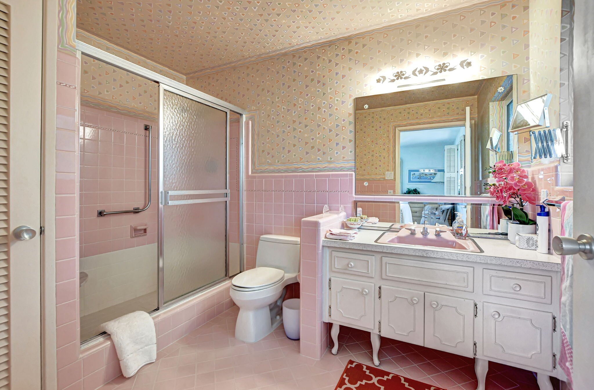 Attached bathroom of bedroom with double beds - 1350 Spanish River Rd