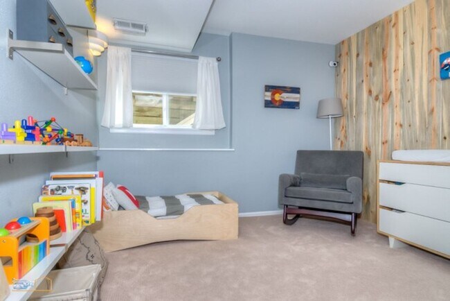 Building Photo - Trailside Living: 5BR Home Steps from Sanitas & Pearl Street