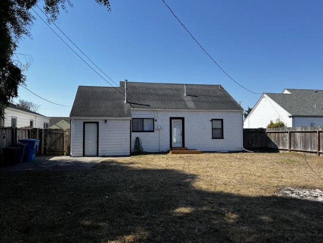 Building Photo - Gorgeous Two Story Home in Eureka!