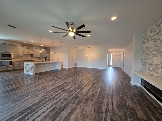Building Photo - Gorgeous 4-Bedroom, 3-Bathroom Home in Providence