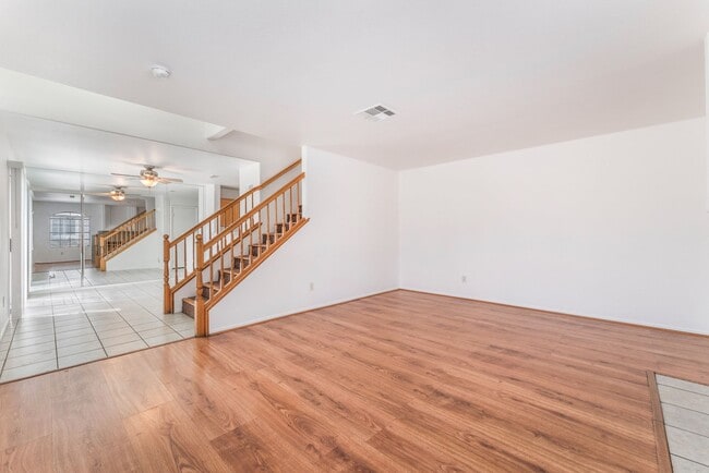 Building Photo - Move in now to this beautiful 2 story 3 be...