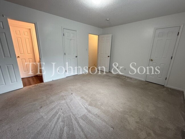 Building Photo - Stylish Townhome with Ensuite Baths & Comm...