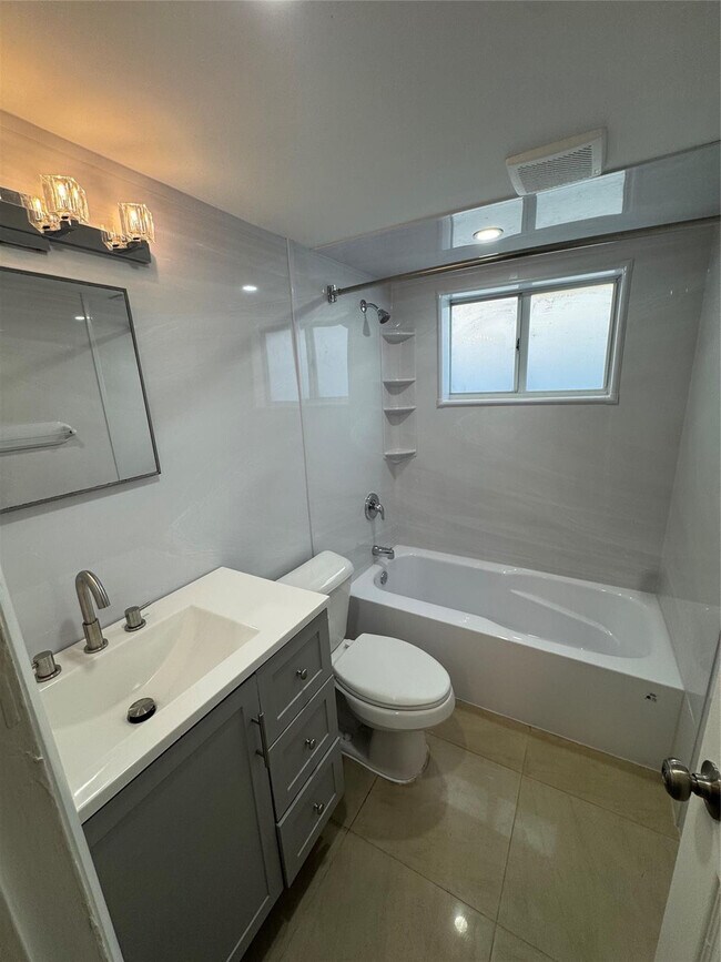 Building Photo - 151 SE 6th Ave