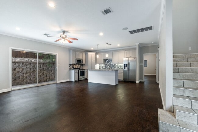 Building Photo - * MOVE IN July 6th 2027 * $8400/$1400 per Bed * 6 Bed 4 Bath, Short Walk to TCU