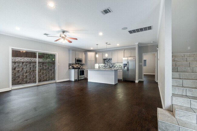 Building Photo - * MOVE IN SUMMER 07/06/2027 * 6 Bed 4 Bath, Walk to TCU, Free Light Housekeeping