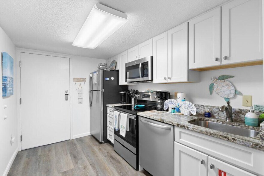 Building Photo - 1832 W Beach Blvd