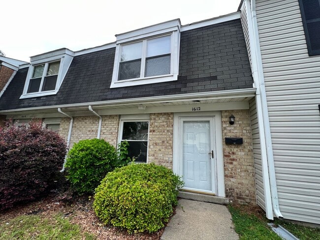 Building Photo - 3 bedroom Townhome in Portsmouth