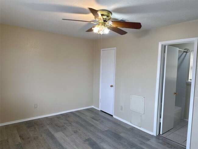 Building Photo - 6518 S Briar Bayou Dr