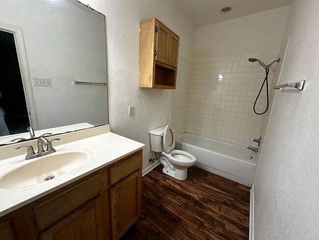 Building Photo - 900 Oakwood Ave
