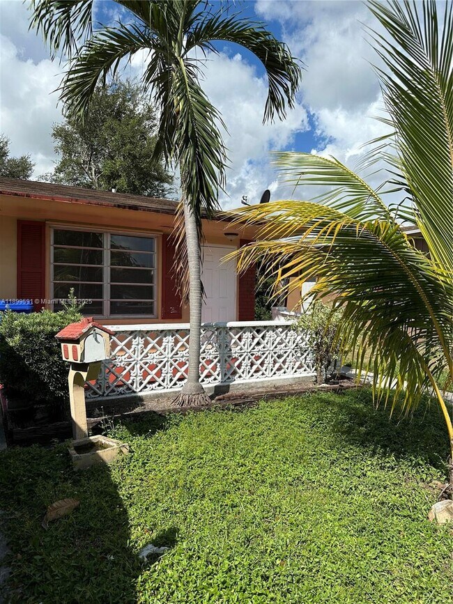 Building Photo - 16980 N Miami Ave
