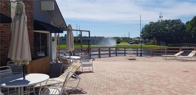 Building Photo - 200 Country Club Dr