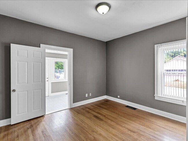 Building Photo - 3220 Grant Ave