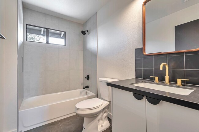 Building Photo - 6-Bedroom, 3-Bath Tempe Home with Pool, Bar & Prime Location