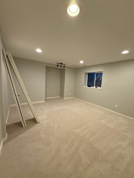 Building Photo - 6250 Northwind Dr
