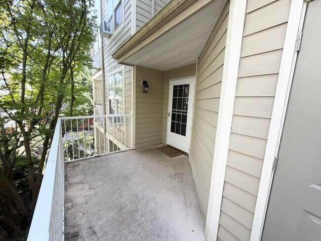 Building Photo - Light & Bright End Unit Condo!