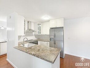Building Photo - Beautiful 1BD/1BA W/ Reserved Parking and Laundry On-Site in Pacific Beach!