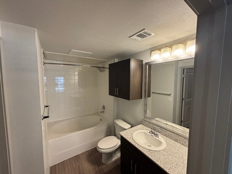 Building Photo - 950 FM2001