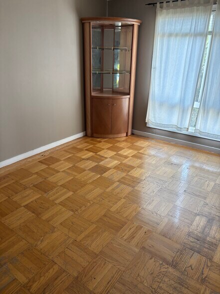 Living room - 1987 31st Ave