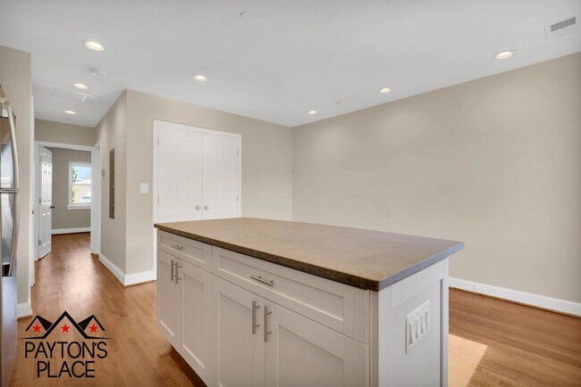 Building Photo - 332 19th St NE