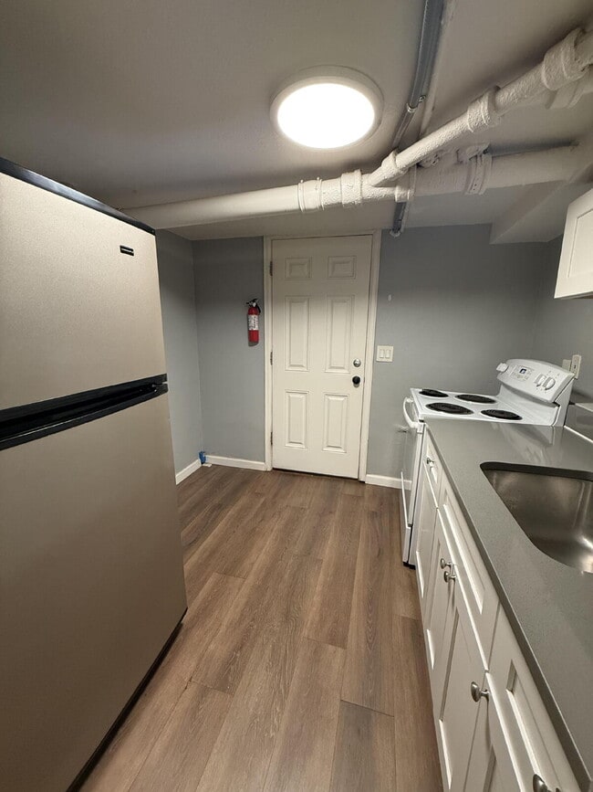 Building Photo - AVAILABLE NOW!  Chic Urban Studio in the heart of Denver!