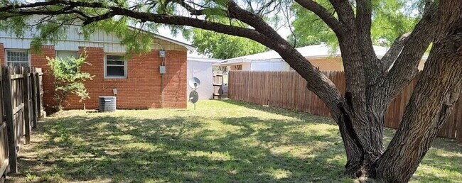 Building Photo - Cute 2 bed 1 bath!