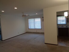 Building Photo - 126 Twin Oaks Dr