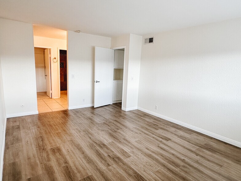 Building Photo - 10425 Caminito Cuervo