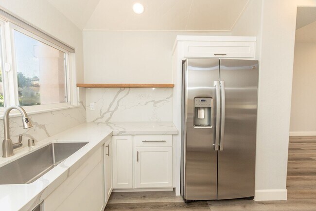 Building Photo - Beautiful 3Bed/2.5Bath Oceanview Home in C...