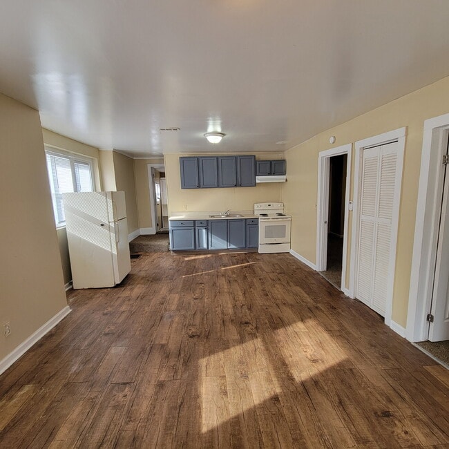 Building Photo - Martindale-Brightwood 4BR/2BA House!