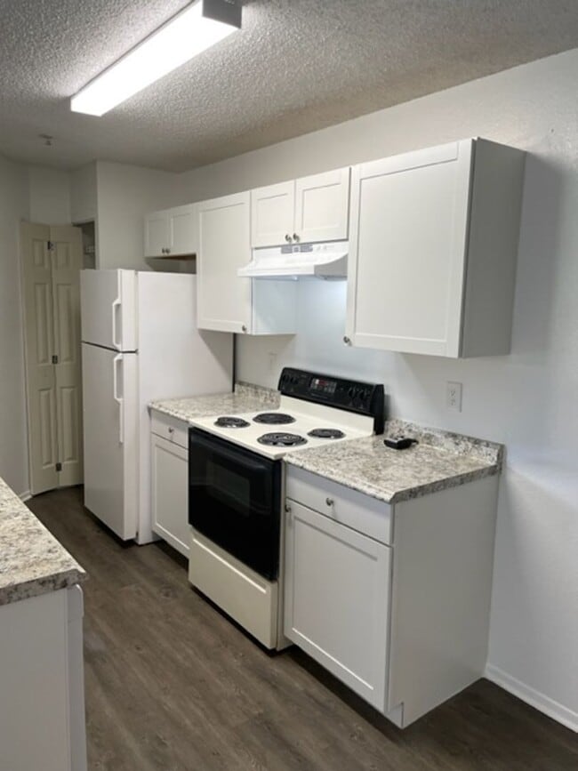 Building Photo - Landing - 633-107