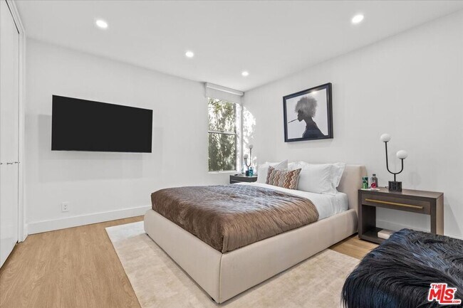 Building Photo - 1650 Clear View Dr