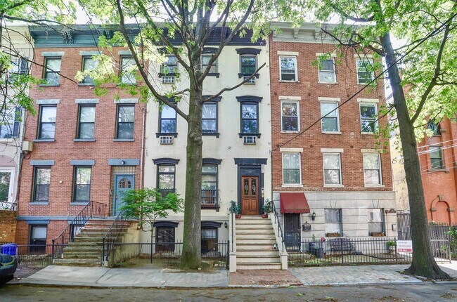 Primary Photo - 137 Garden St