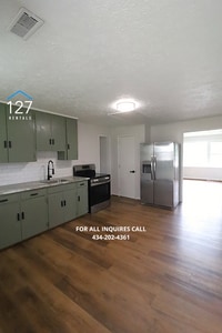 Building Photo - Fully Renovated 2-Bedroom Apartment in Convenient Location!