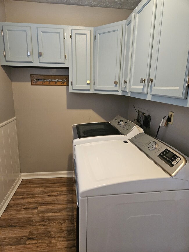 Building Photo - 939 Cambridge Dr