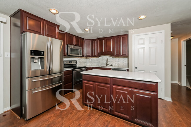 Building Photo - Your dream home awaits